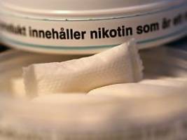 verkaufsverbot und suchtgefahr: tabakfirmen rühren werbetrommel für nikotinbeutel