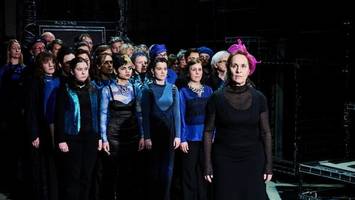 schauspielhaus: mit dem eigenen text auf der bühne stehen