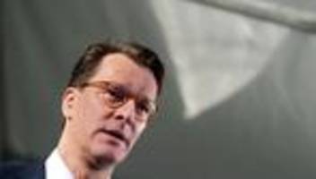 asylpolitik: wüst fordert mehr abschiebungen: wöchentlich volle flugzeuge