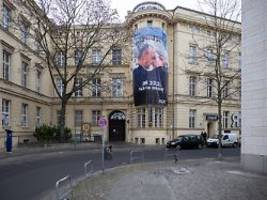 Kein strafbarer Inhalt: Berliner Polizei räumt Fehler bei Merz-Weidel-Plakat ein