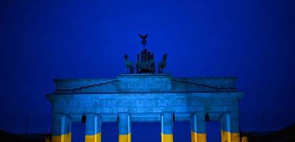 Berlin und der Ukraine-Krieg: Brandenburger Tor in blau-gelb als Zeichen der Solidarität