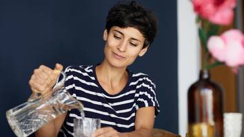 leitungswasser trinken - wer diese regel befolgt, muss keine angst vor keimen haben