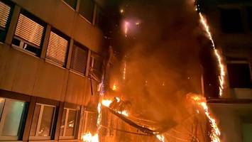 Mehrstündiger Einsatz - Feuerwehr bekämpft 18 Meter hohe Flammen bei Großbrand in Essen