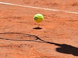 kuriose erklärung: schüsse stoppen tennismatch, profis fliehen