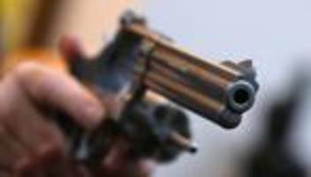 durchsuchung: waffe bei mutmaßlichem reichsbürger gefunden