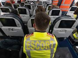 menschen aus acht bundesländern: deutschland schiebt 19 straftäter nach pakistan ab