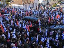 Zehntausende nehmen Abschied: Schiri Bibas und Söhne in Israel nach Trauerzug beigesetzt