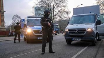 Schwer bewaffnete Polizisten bewachen Drogen-Transport in der City