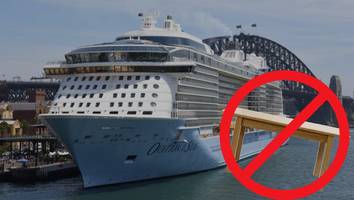 sicheres reisen - no-go-tisch auf kreuzfahrtschiff zeigt die häufigsten passagierfehler
