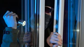 nachbarin beobachtet einbrecher – zwei festnahmen in rahlstedt