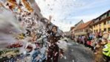 fünfte jahreszeit: narren ziehen durch thüringer orte - 489. umzug in wasungen