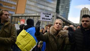 „Das ist genau, was Putin will“: Russen protestieren in Berlin