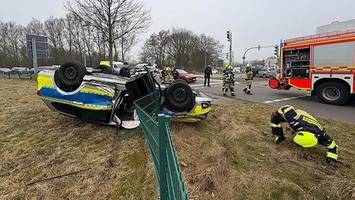 Streifenwagen im Einsatz kollidiert mit Pkw – und überschlägt sich