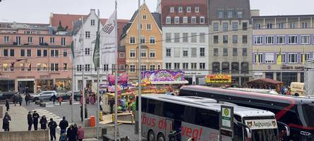 hochsicherheitszone rathausplatz: narren feiern hinter betonklötzen