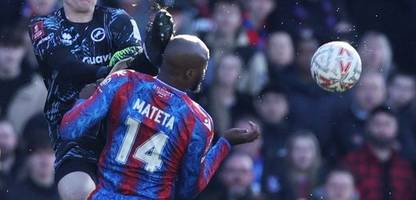 fußballprofi jean-philippe mateta : nach brutalem foul mit 25 stichen genäht und aus dem krankenhaus entlassen