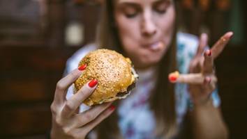 Studie warnt - Schon wenige Tage Fast Food greifen unser Gehirn an