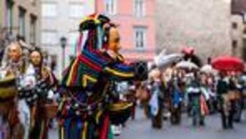 brauchtum: laut und lustig: narren feiern rosenmontag