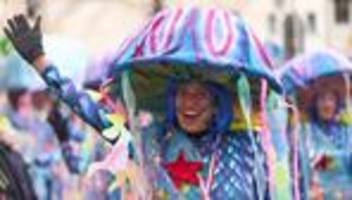 fastnacht: olau: narren feiern beim rosenmontagszug in koblenz