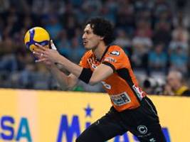 Pokalsieg mit kuriosem Detail: Volleyball-Star vergisst Trikot - Fan rettet ihn