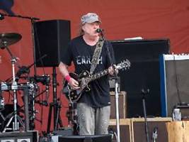 zeichen der solidarität: neil young startet tour mit gratiskonzert in der ukraine
