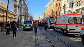 Baden-Württemberg: Autofahrer fährt in Mannheim in Menschengruppe