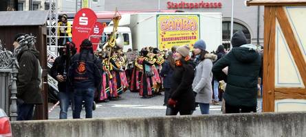 hochsicherheitszone rathausplatz: narren feiern hinter betonklötzen