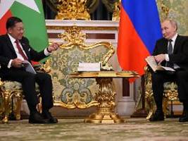 besuch in moskau: myanmars diktator feiert putin bei kreml-besuch als könig