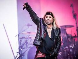 las vegas-shows verschoben: mötley crüe-sänger muss operiert werden