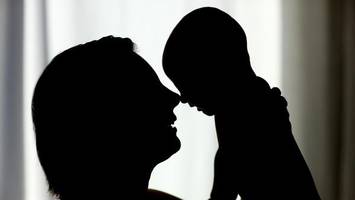 mutter bietet baby im internet an – polizei greift ein