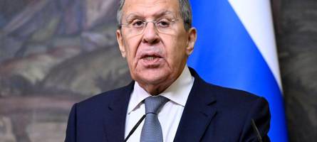 russischer außenminister vergleicht emmanuel macron mit hitler