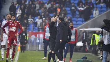 eklat in frankreichs erster liga - lyon-trainer nach schiri-attacke für neun monate gesperrt