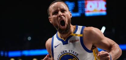 NBA: Stephen Curry von den Golden State Warriors wirft spektakulären Dreier