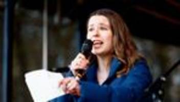 proteste: luisa neubauer: mit personenschutz zur demo