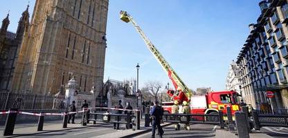 london: mann klettert auf big ben mit pro-palästina-aktion