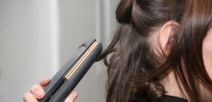 glätteisen im test: haarglätter von ghd, dyson & co.