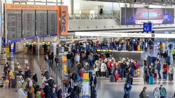 flugausfälle: warnstreiks an flughäfen: was reisenden montag bevorsteht