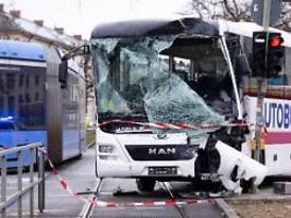 Vor allem Kinder beteiligt: Elf Verletzte bei Unfall zwischen Reisebus und Tram in München