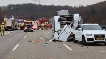 Auto, Lastwagen und Wohnwagen beteiligt - Zwei Tote bei mutmaßlichem Geisterfahrer-Unfall auf A6