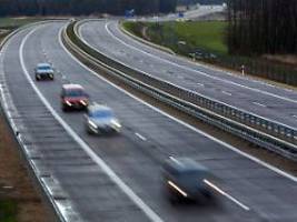 Polizei sucht Zeugen: Lkw-Fahrer entdeckt Leiche auf Autobahn 20