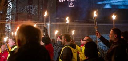 ford-mitarbeiter protestieren in köln am werkszaun - mit fackeln und »fuck you«-schriftzug