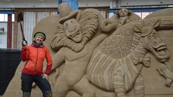 sieben meter hohe figuren aus sand: die tricks der schnitzer