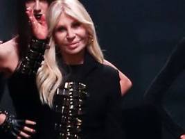 Modemarke verliert Führungsfigur: Donatella Versace zieht sich zurück - Prada-Deal vor Abschluss