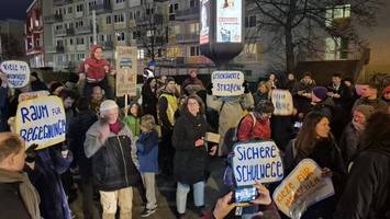 Dauerstreit um Poller: Demo und Polizeieinsatz vor dem Rathaus