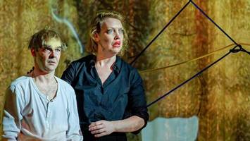 „Die Abweichlerin“: Lina Beckmann wieder einmal in Hochform