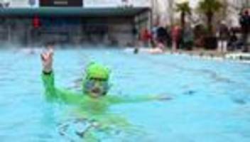 freizeit: dem wintereinbruch zum trotz: planschen im freibad
