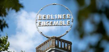 berliner ensemble: leiterin der maskenabteilung wird nach vorwürfen von machtmissbrauch freigestellt