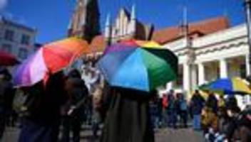 reichsbürger-treffen: gegendemonstration bei reichsbürger-treffen in schwerin