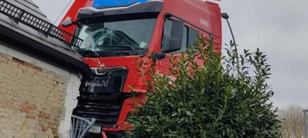 betrunkener lkw-fahrer prallt in rain in ein wohnhaus