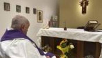 rom: vatikan veröffentlicht erstes foto von erkranktem papst franziskus