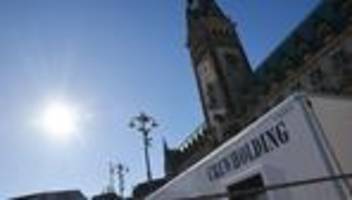 dreh in hamburg: babylon berlin-dreh im hamburger rathaus